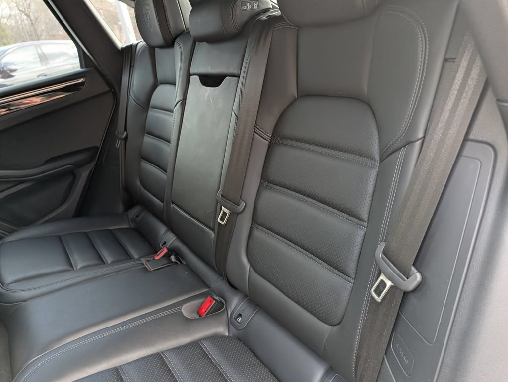 Certified 2025 Porsche Macan AWD/4WD image 32