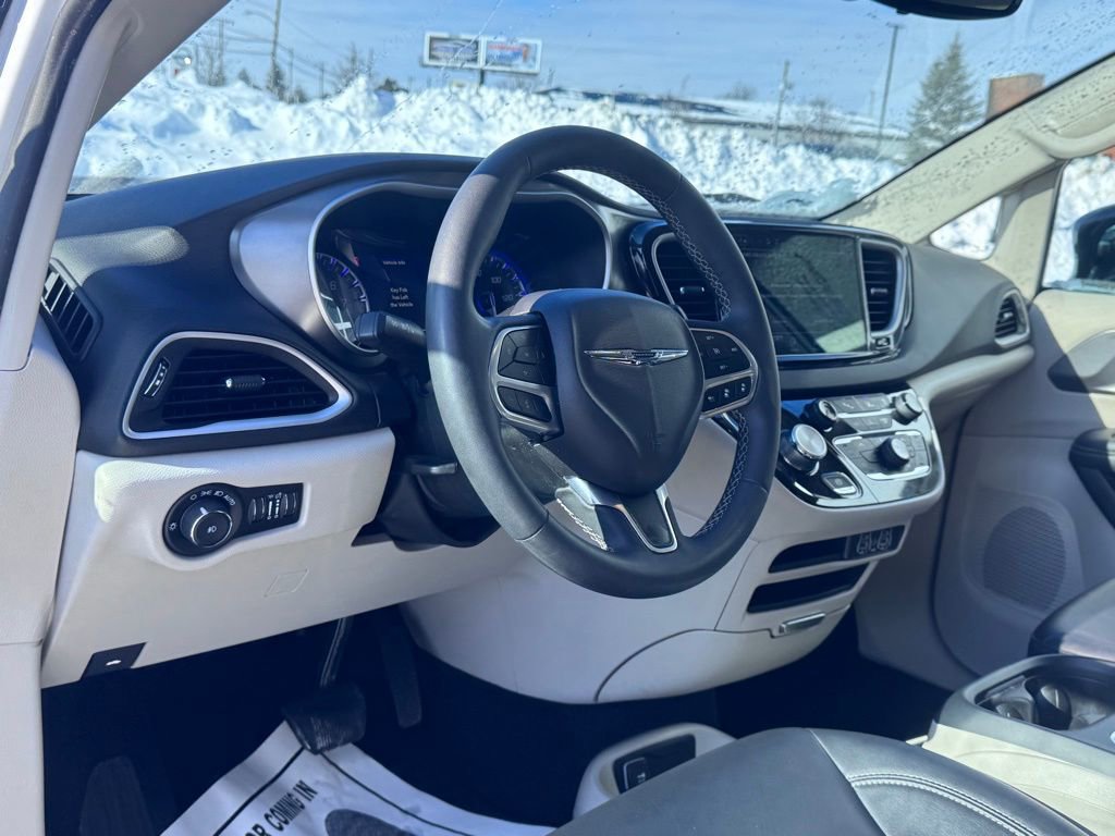 Used 2024 Chrysler Pacifica Touring-L image 9
