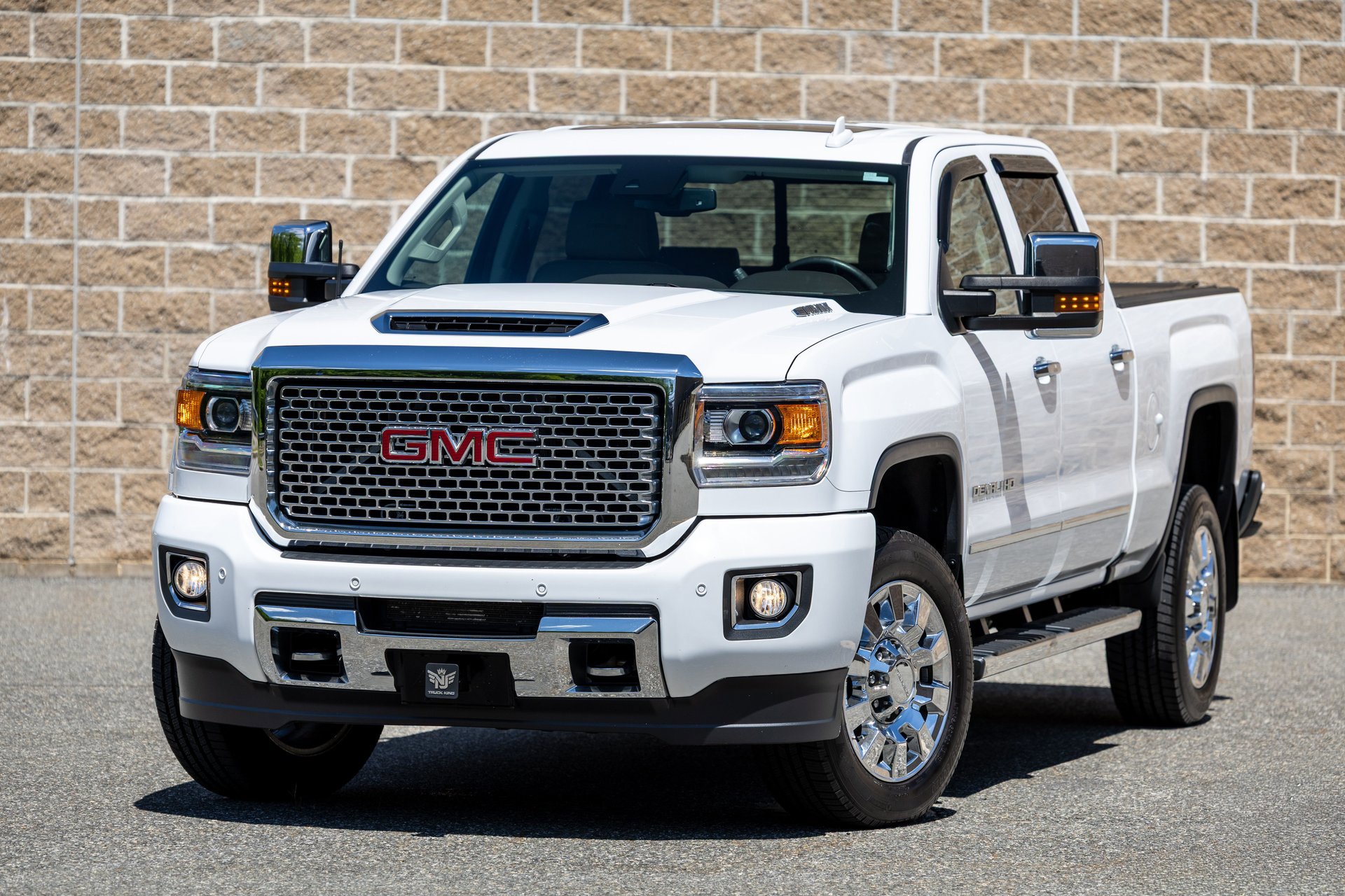 Used 2017 GMC Sierra 2500 Denali w/ Duramax Plus Package AWD/4WD image 2