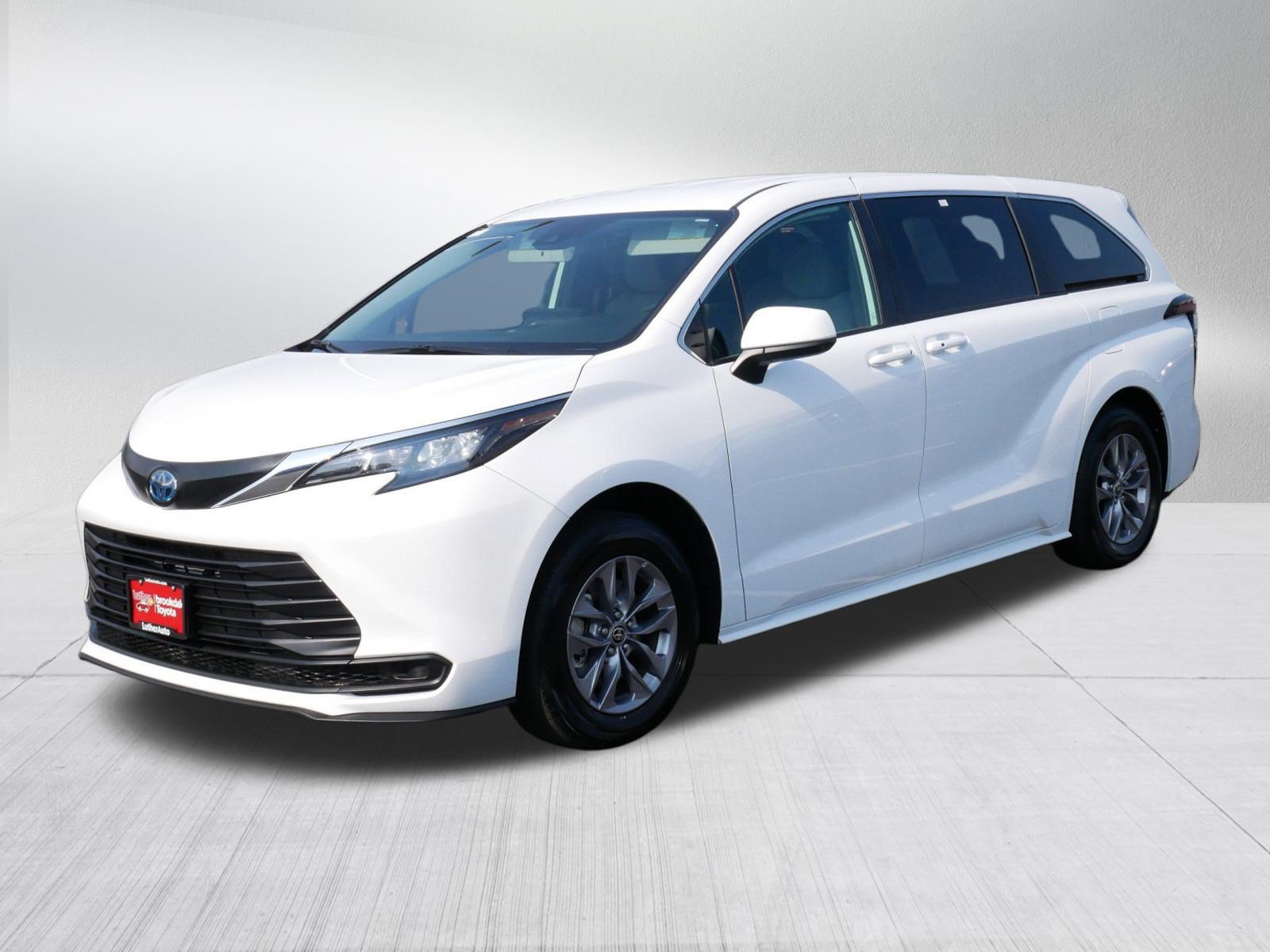 Certified 2025 Toyota Sienna LE FWD image 3