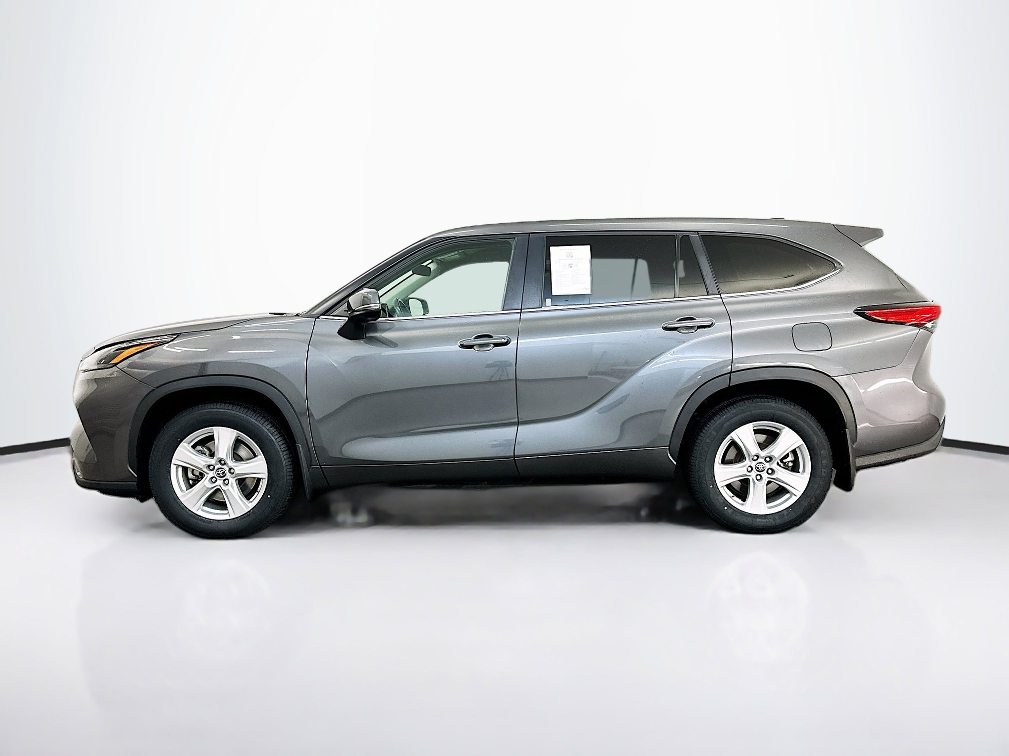 Used 2023 Toyota Highlander LE image 4