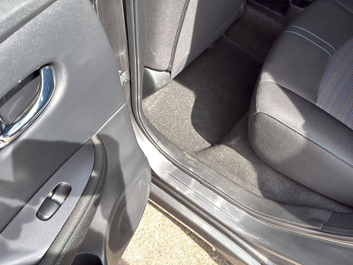 Certified 2025 Nissan Leaf S FWD image 11