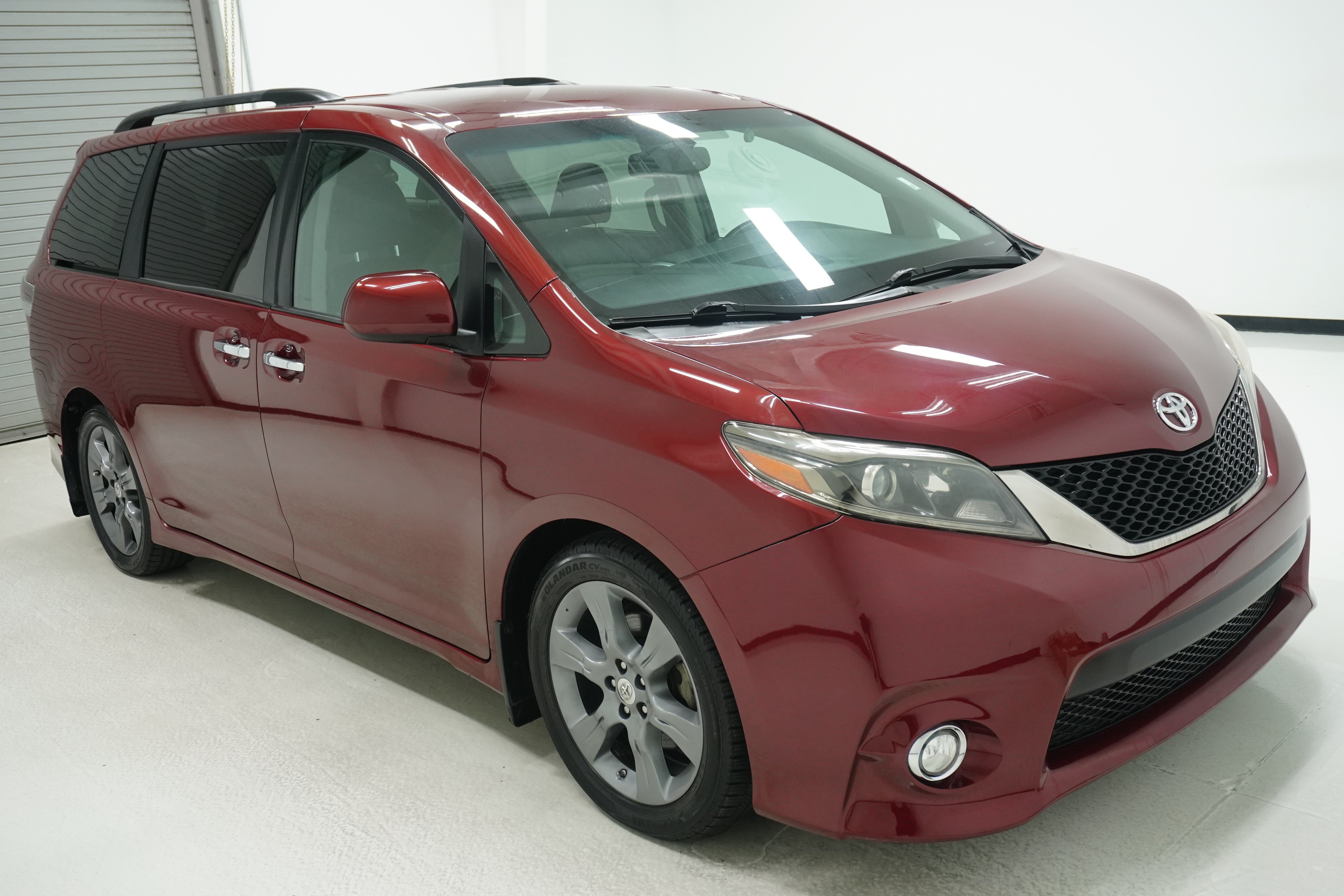 Used 2016 Toyota Sienna SE FWD image 3