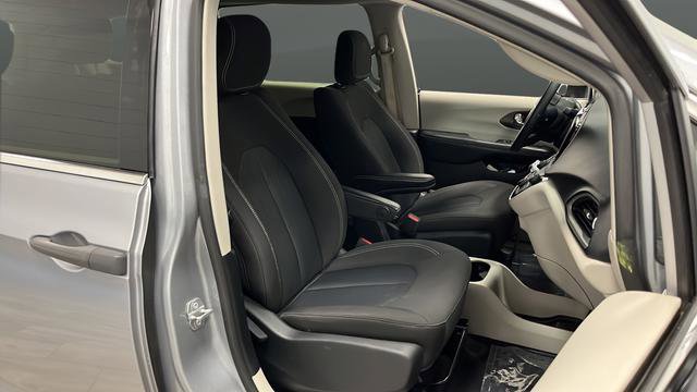 Used 2020 Chrysler Voyager L FWD image 23