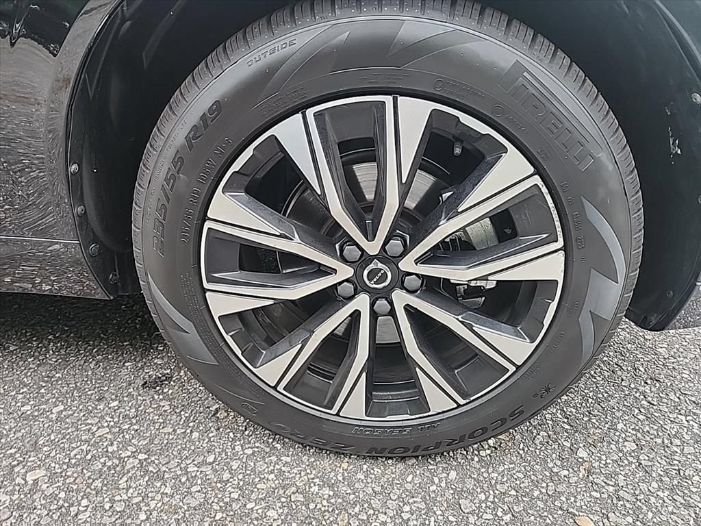 Certified 2025 Volvo XC60 B5 Plus w/ Climate Package AWD/4WD image 11