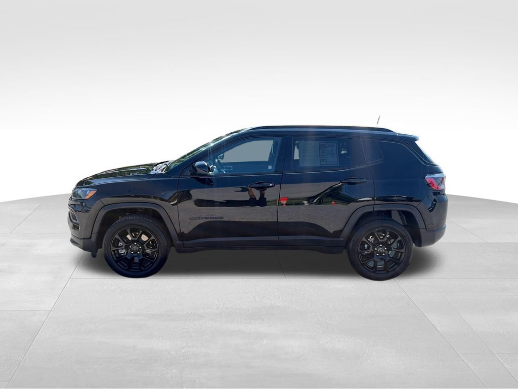 Used 2025 Jeep Compass Latitude w/ Convenience Group AWD/4WD image 3