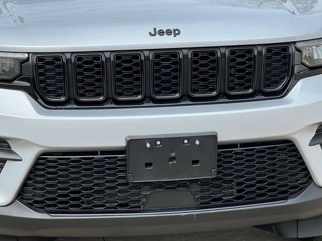 Used 2024 Jeep Grand Cherokee Altitude image 41