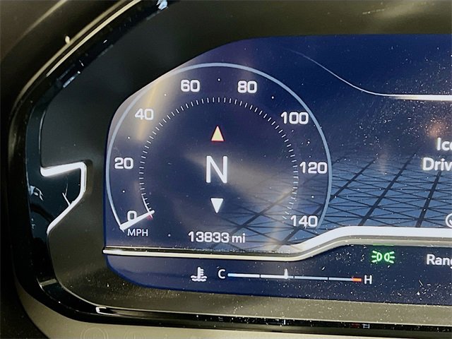 Used 2024 GMC Yukon XL Denali w/ Advanced Technology Package image 9