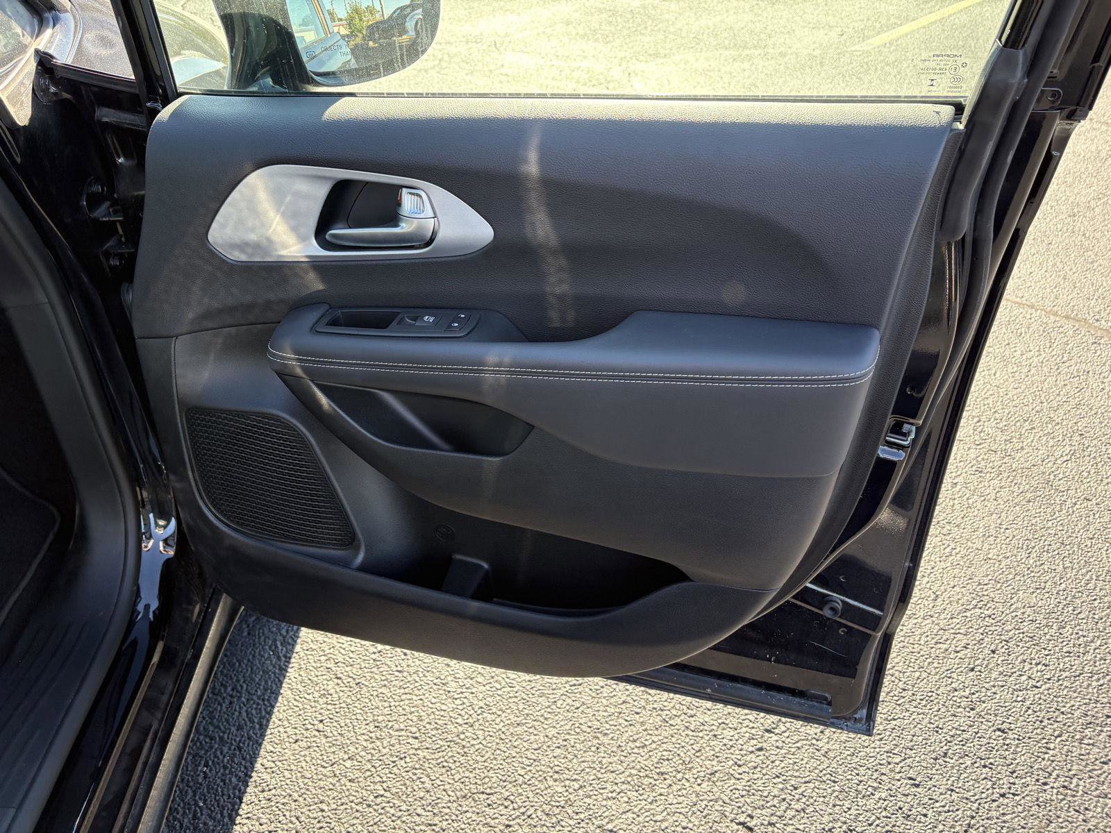 Used 2025 Chrysler Pacifica Limited image 20