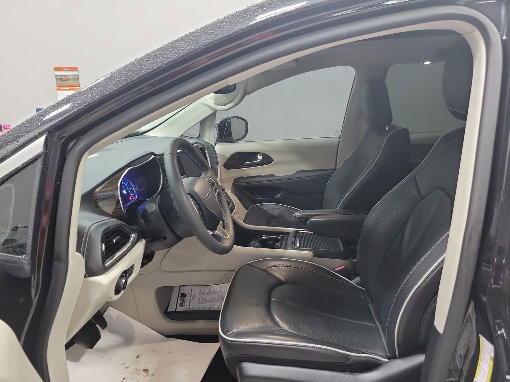 Used 2023 Chrysler Pacifica Limited image 32