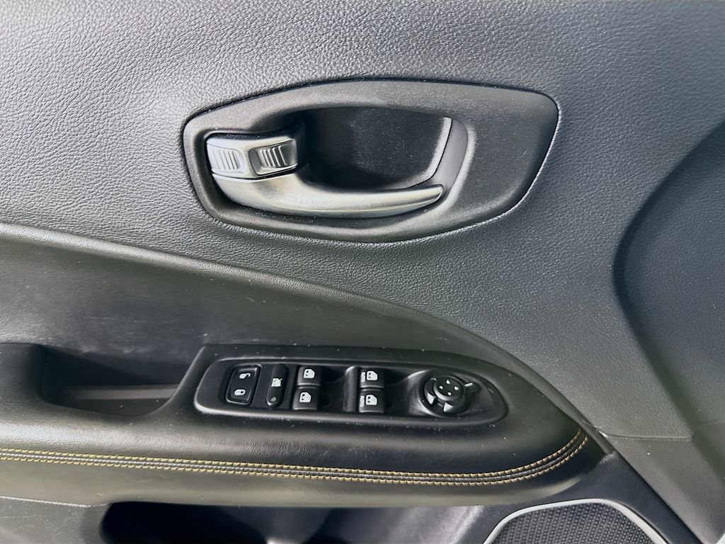 Used 2018 Jeep Compass Limited w/ Navigation Group AWD/4WD image 25