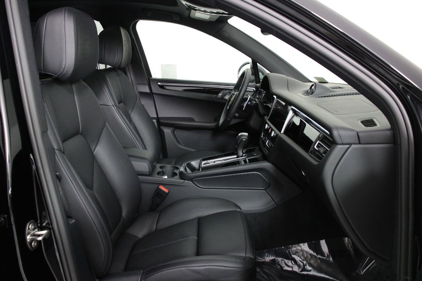 Certified 2025 Porsche Macan Turbo image 31