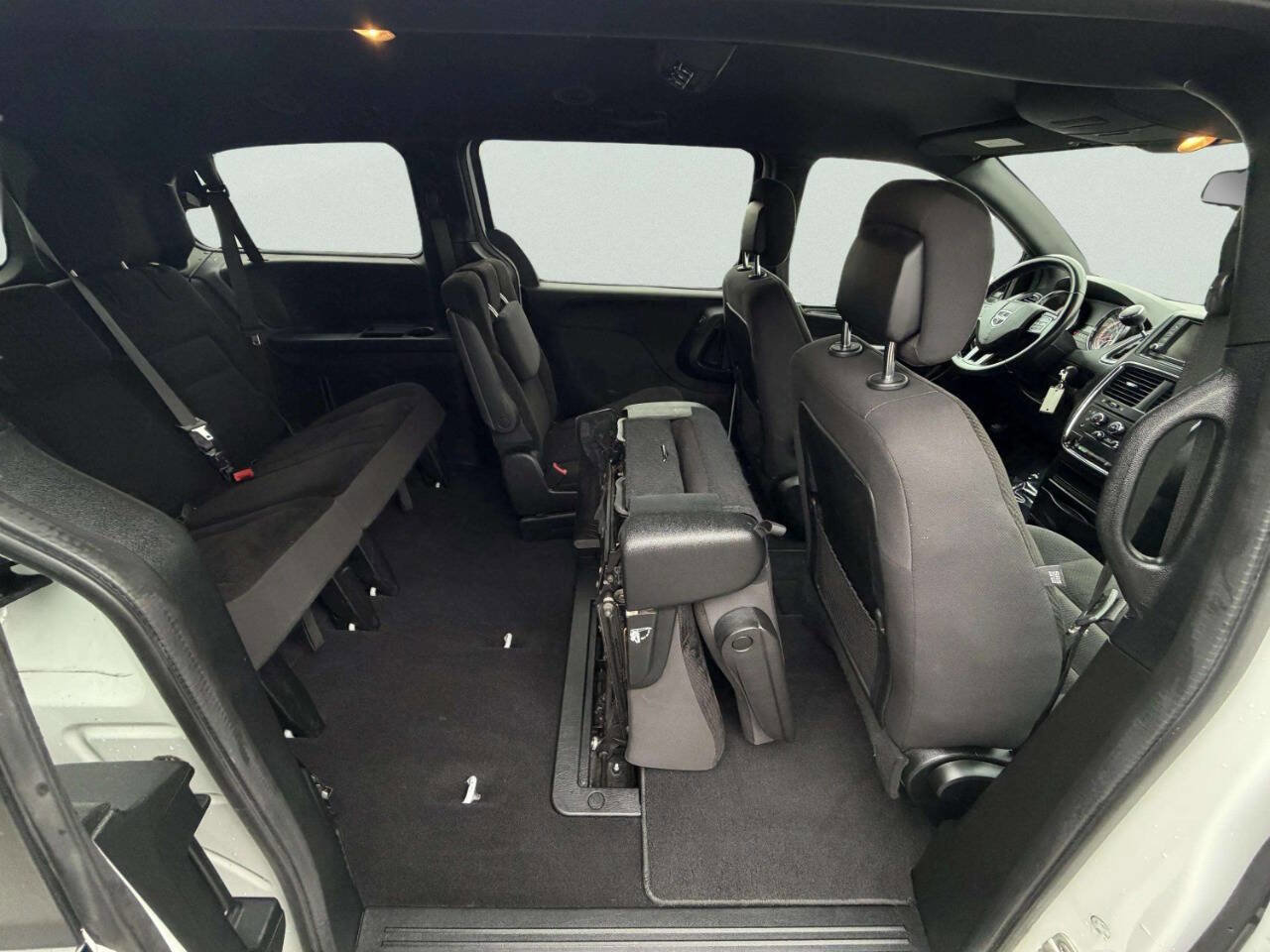 Used 2017 Dodge Grand Caravan SE image 21