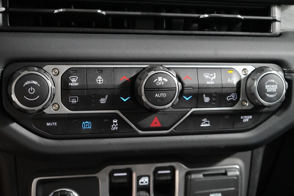 Used 2025 Jeep Wrangler Unlimited Sahara AWD/4WD image 17