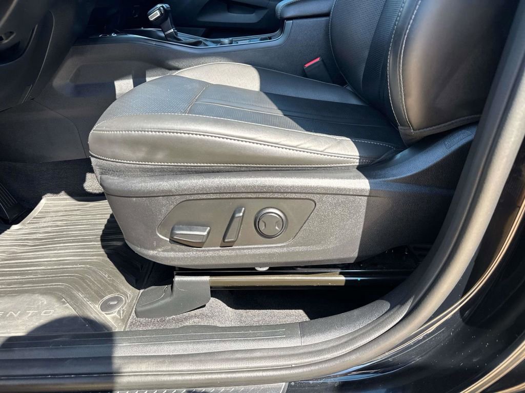 Used 2025 Kia Sorento S w/ Panoramic Sunroof Package FWD image 17