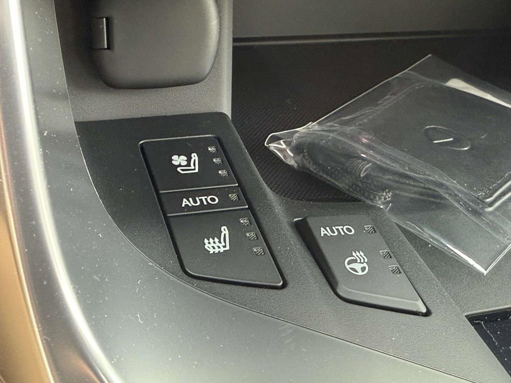 Used 2026 Lexus LX 600 4WD w/ Accessory Package (2T) image 27