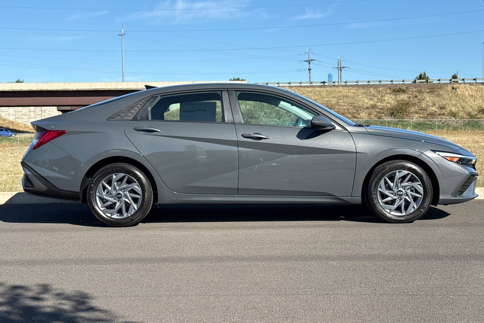 New 2026 Hyundai Elantra Hybrid FWD image 2