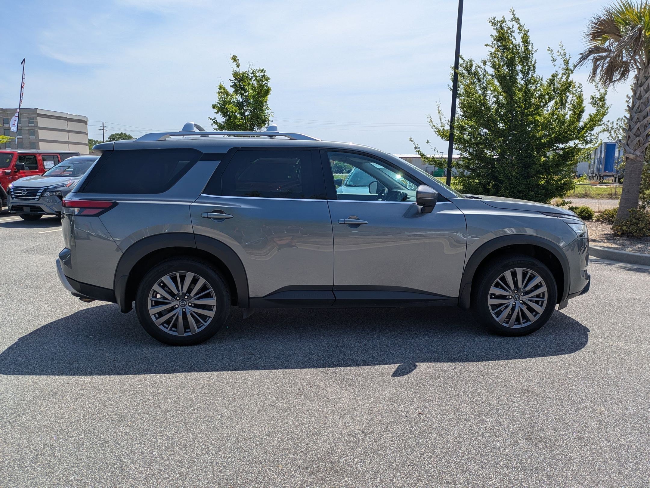 Used 2023 Nissan Pathfinder SL w/ SL Premium Package AWD/4WD image 2