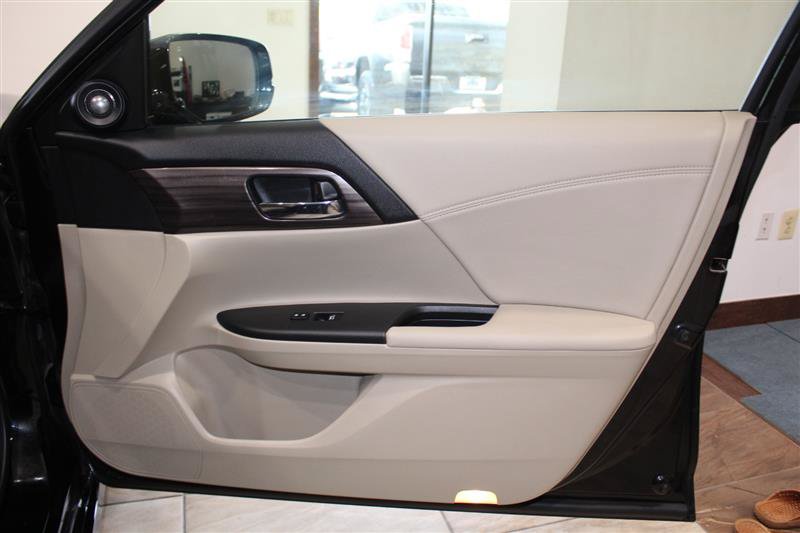 Used 2017 Honda Accord Touring image 32