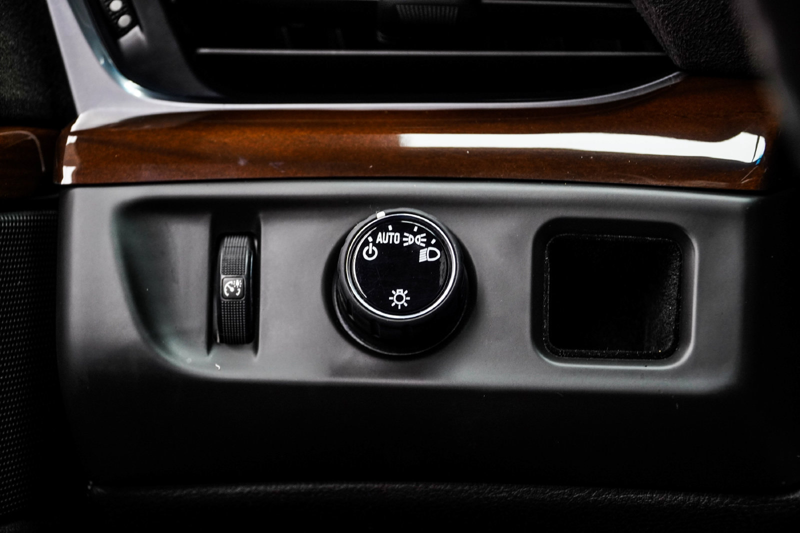 Used 2020 Cadillac Escalade Luxury RWD image 32