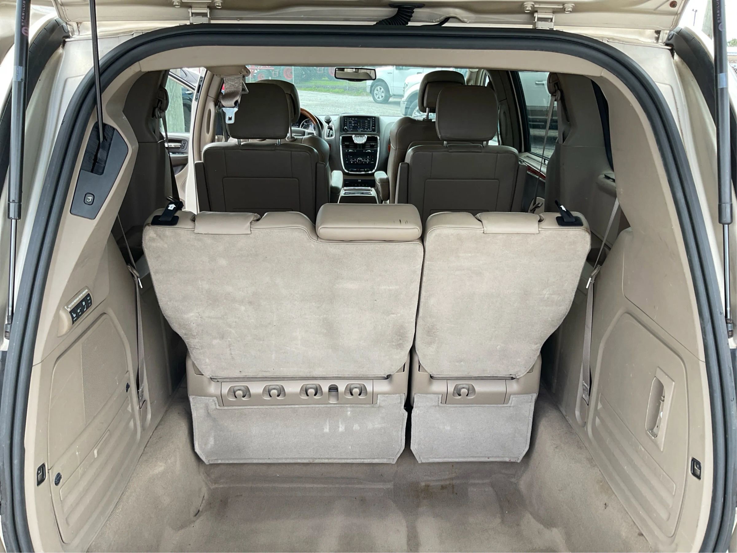 Used 2014 Chrysler Town & Country Limited w/ Luxury Group FWD image 12