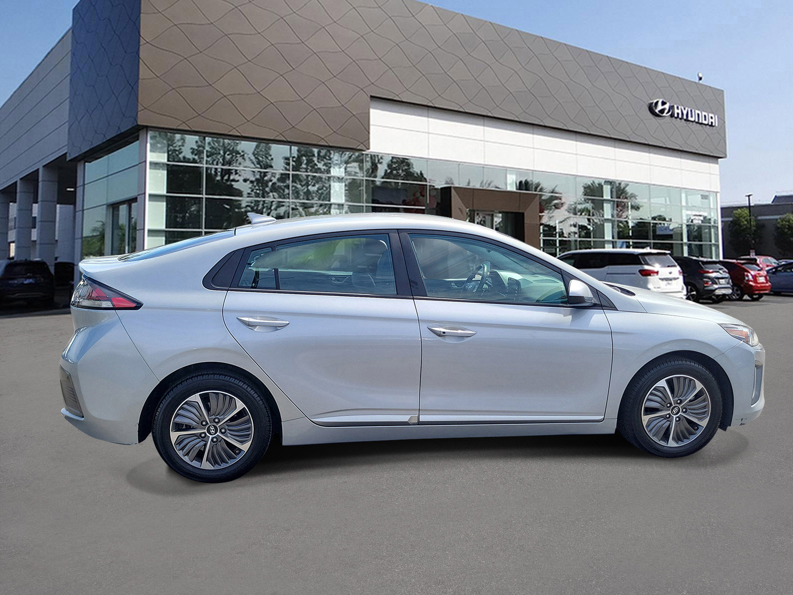 Used 2022 Hyundai Ioniq SE FWD image 4