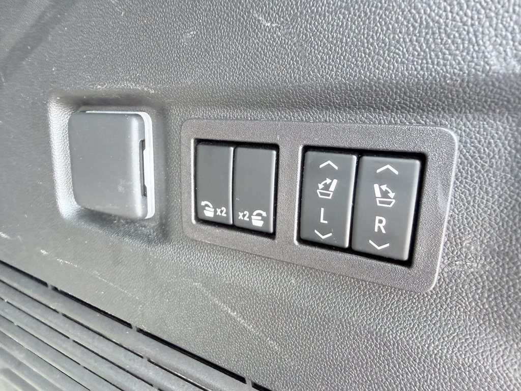 Used 2023 GMC Yukon Denali Ultimate AWD/4WD image 9