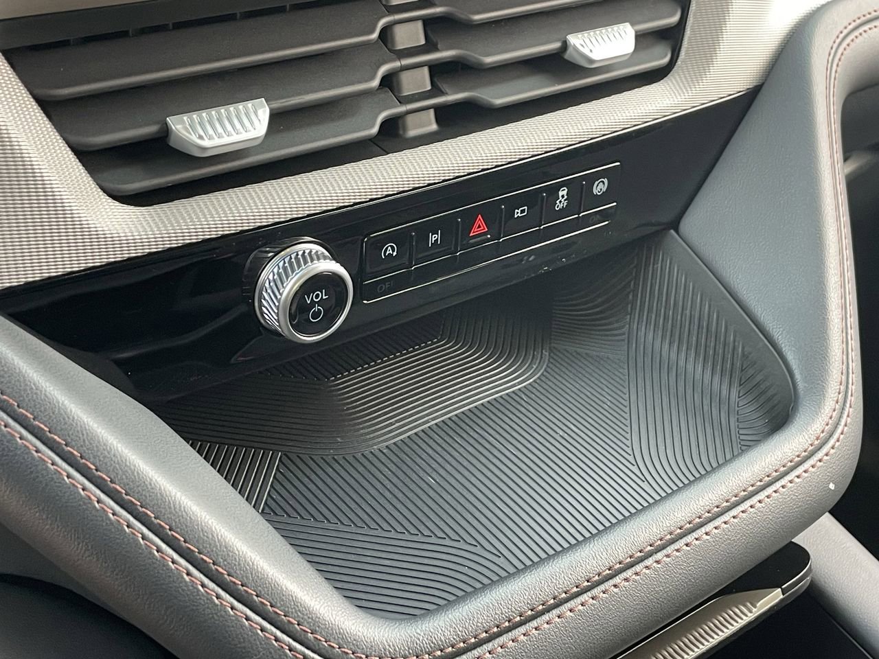 Certified 2025 Ford Explorer Active image 29