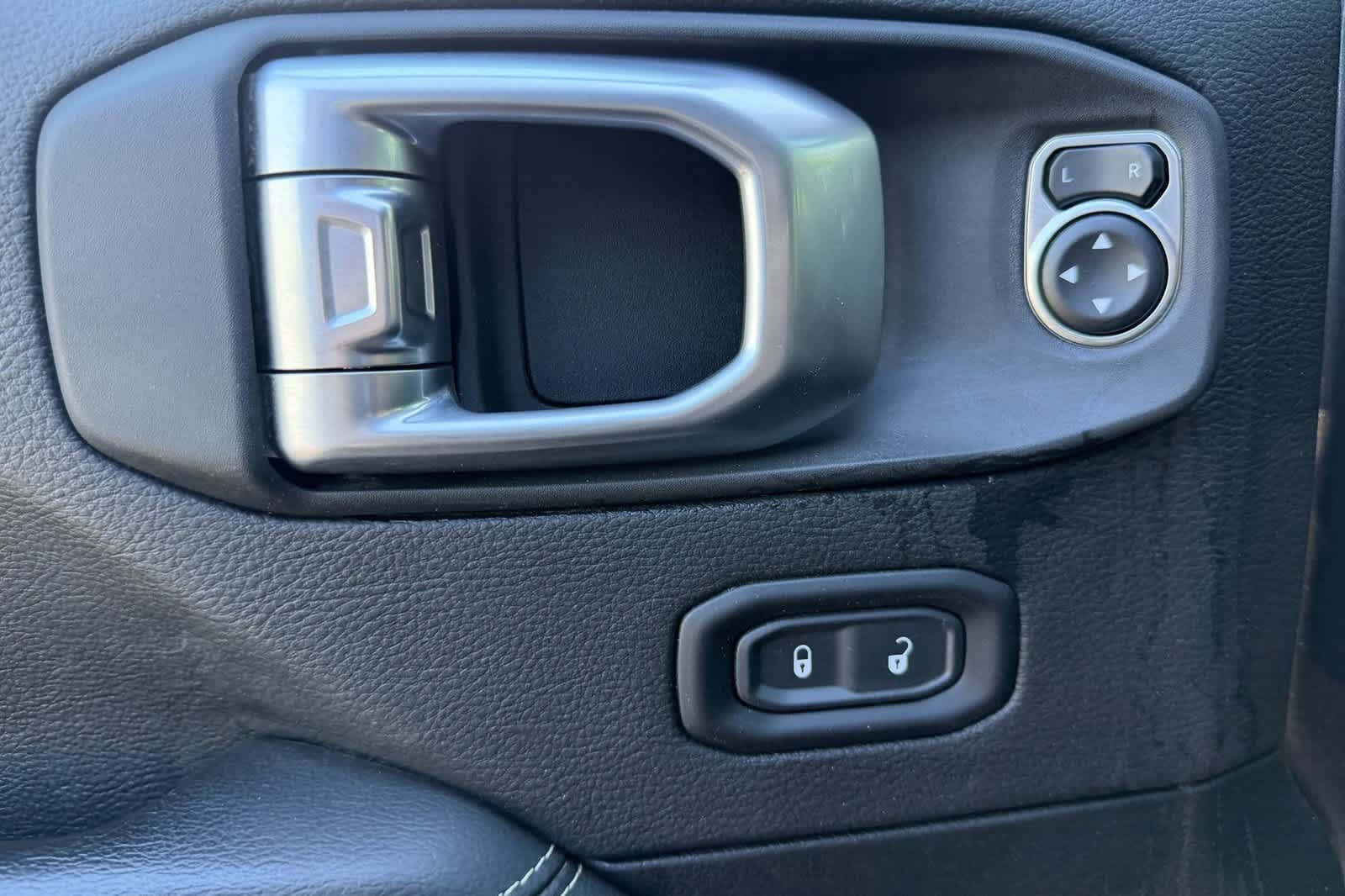 Used 2020 Jeep Wrangler Unlimited Sahara AWD/4WD image 14