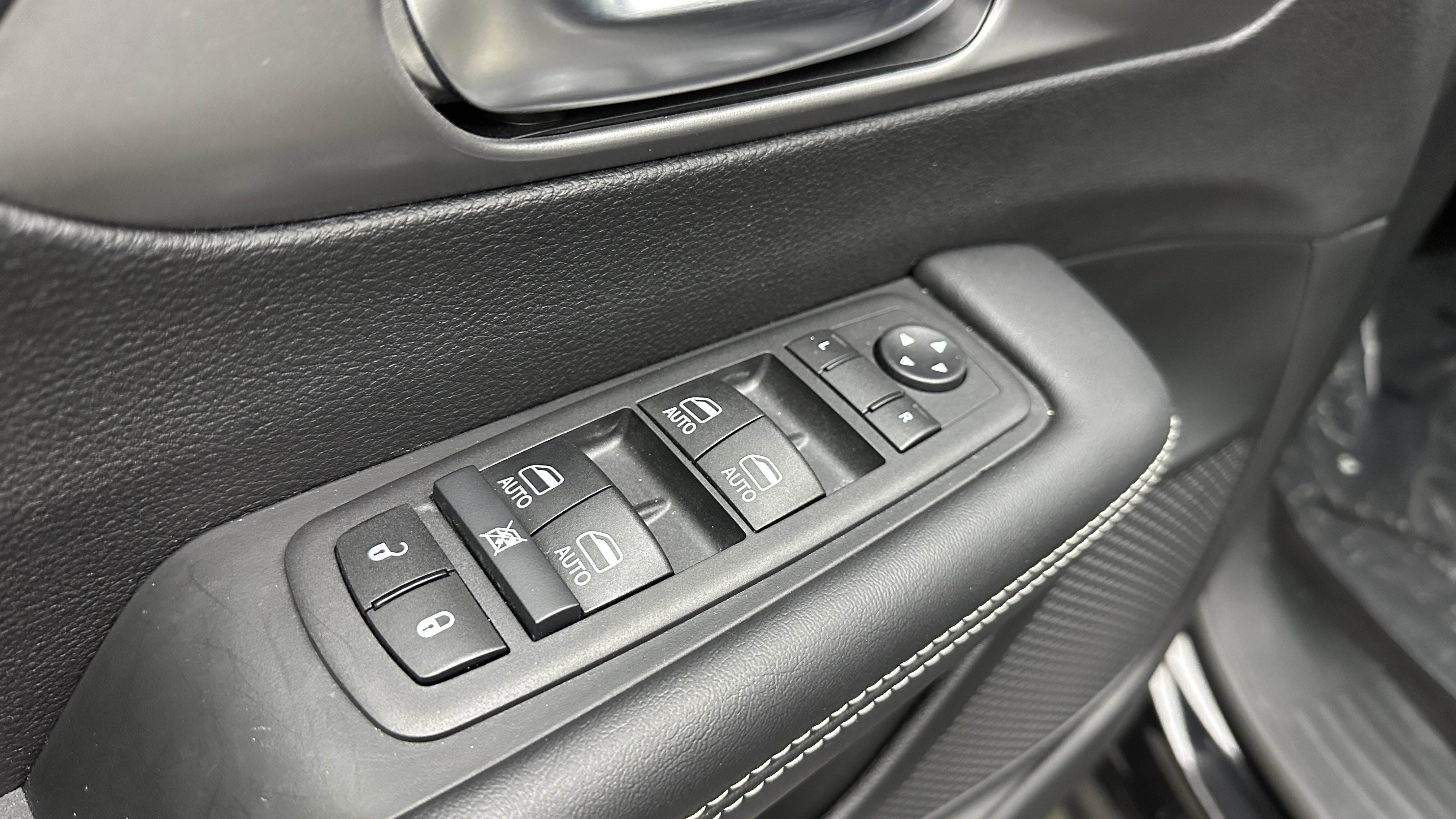 Used 2025 Chrysler Pacifica Select image 12