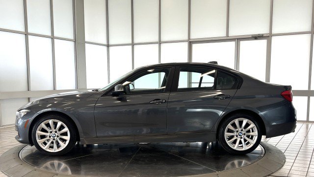 Used 2016 BMW 320i xDrive Sedan AWD/4WD image 4
