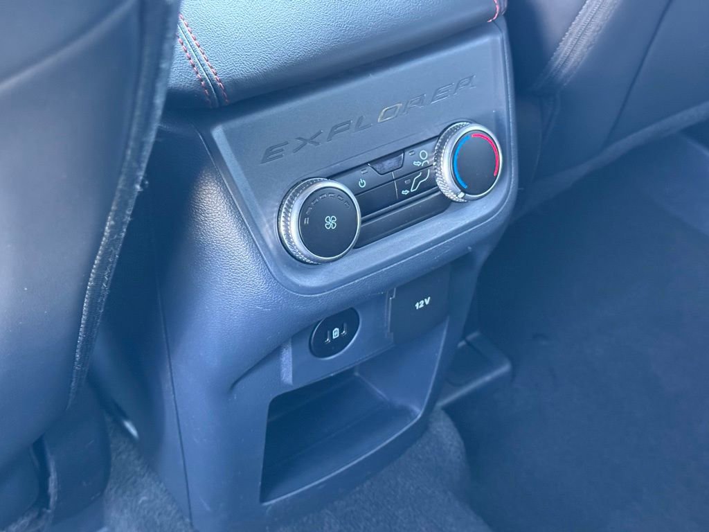 Used 2025 Ford Explorer ST-Line w/ ST-Line Street Pack AWD/4WD image 32