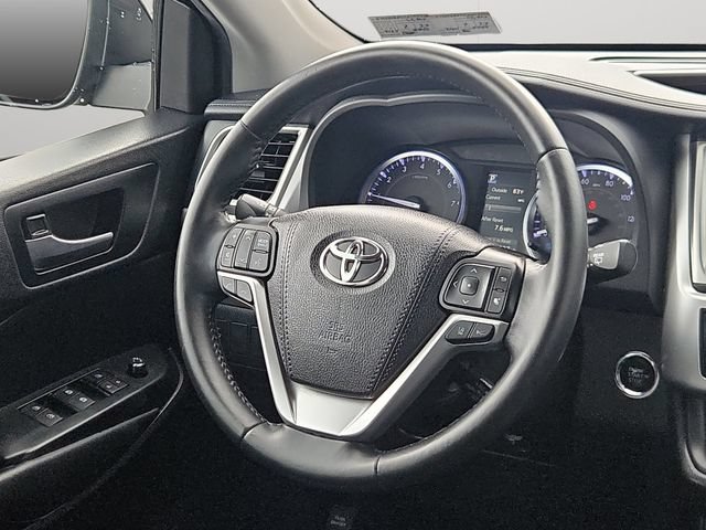 Certified 2019 Toyota Highlander SE w/ Nightshade Edition AWD/4WD image 17