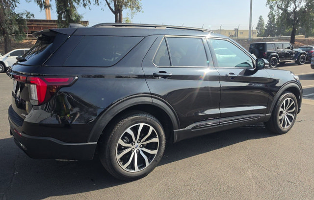 Certified 2025 Ford Explorer ST-Line AWD/4WD image 7