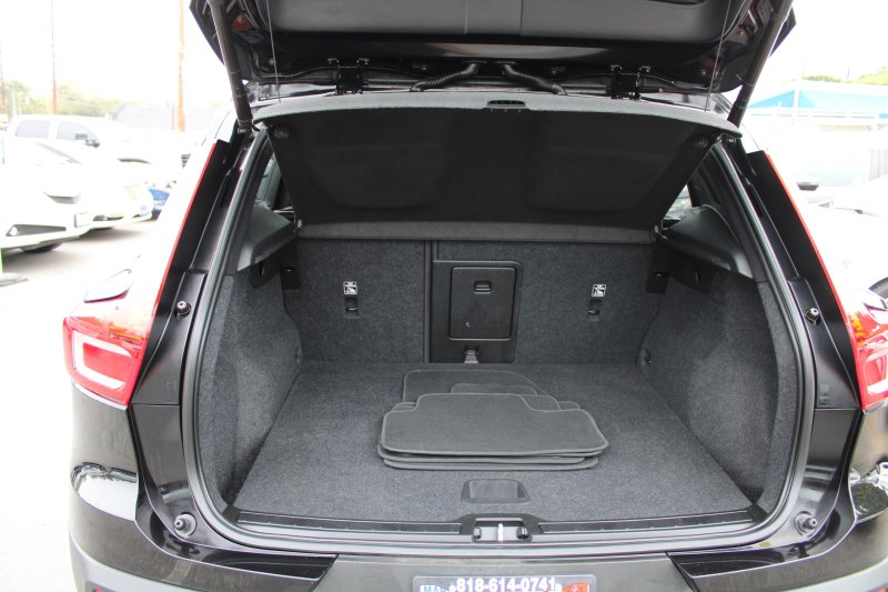 Used 2022 Volvo XC40 T4 Momentum image 8