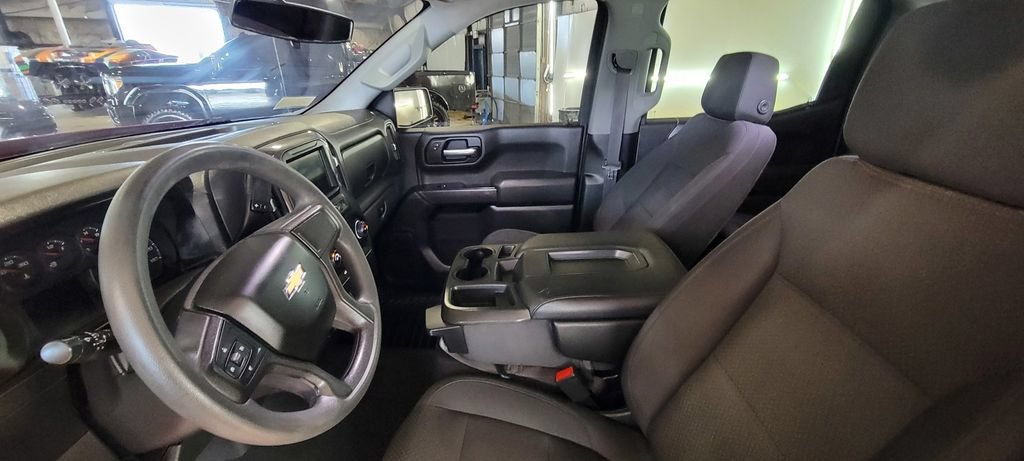 Used 2019 Chevrolet Silverado 1500 Custom w/ Custom Convenience Package AWD/4WD image 9