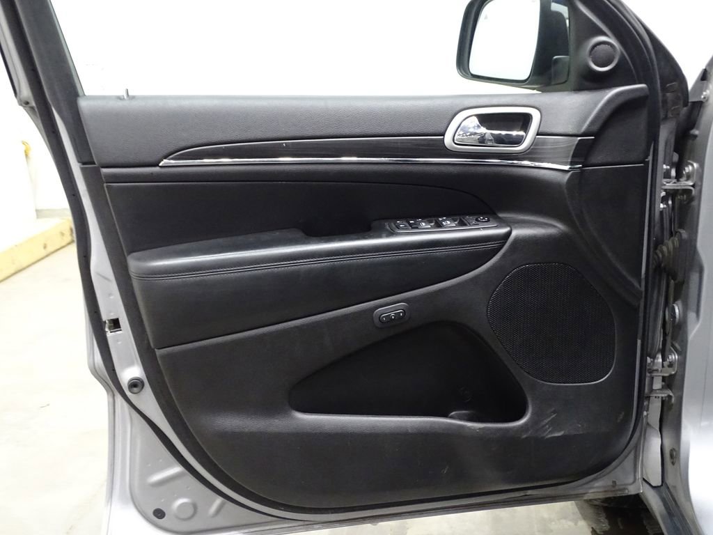 Used 2019 Jeep Grand Cherokee Limited image 17