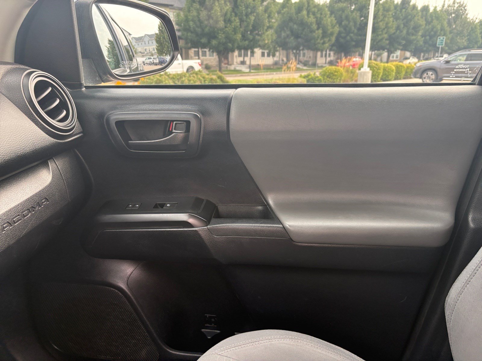 Used 2019 Toyota Tacoma SR AWD/4WD image 16