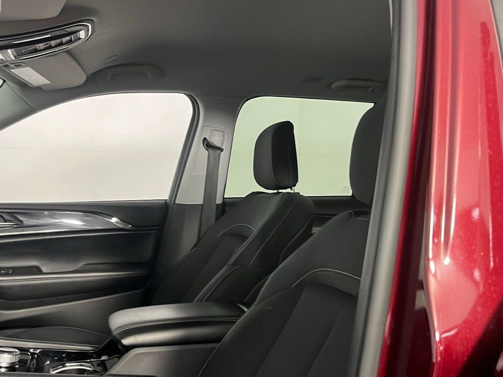 Used 2023 Jeep Grand Cherokee Laredo w/ Luxury Tech Group I image 21