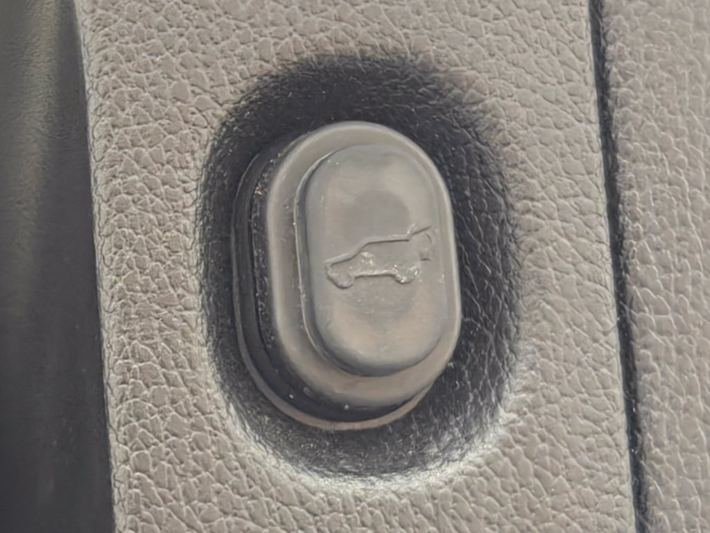 Used 2019 Cadillac Escalade Luxury AWD/4WD image 38