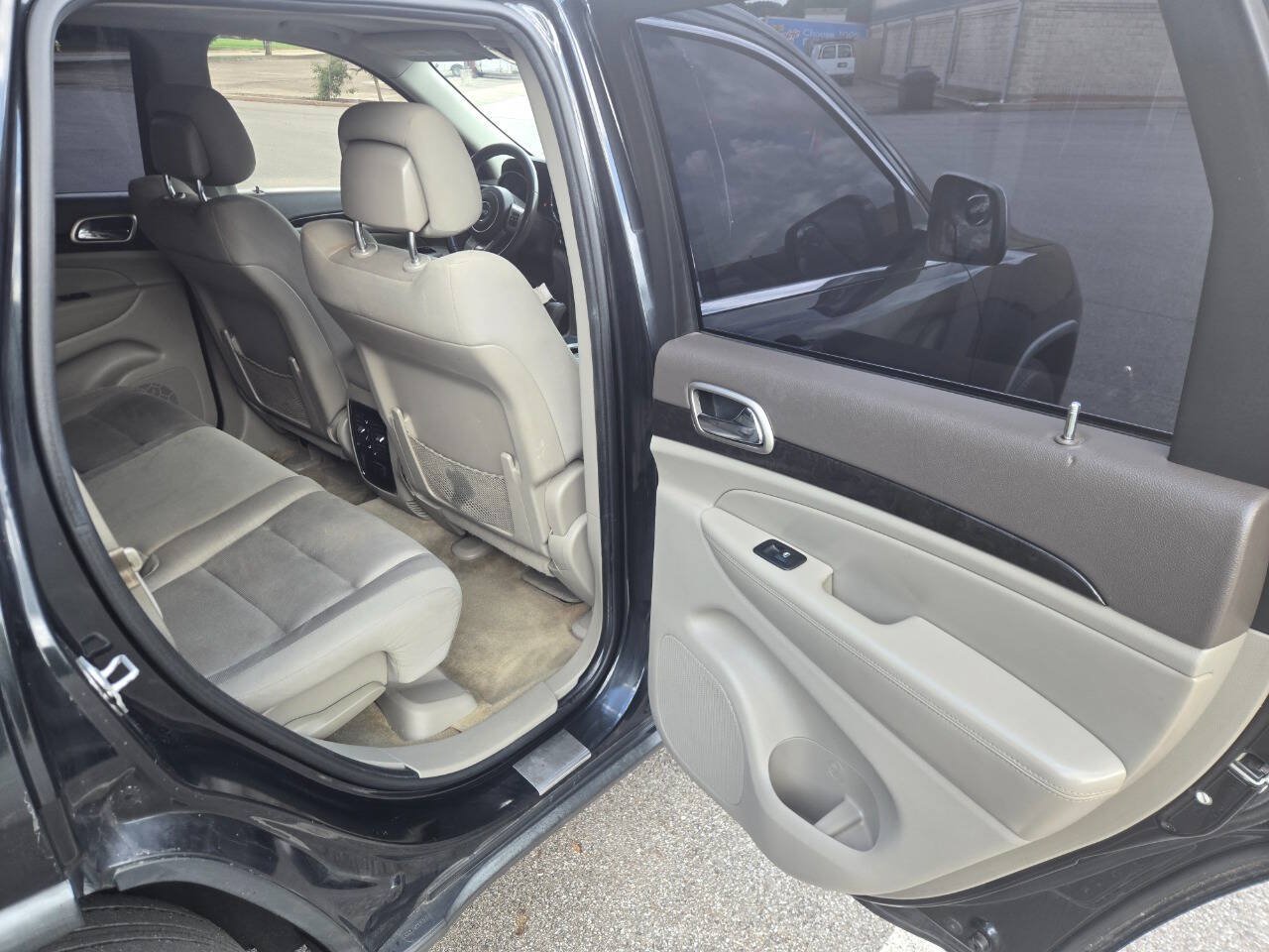 Used 2012 Jeep Grand Cherokee Laredo w/ Laredo E Group AWD/4WD image 28