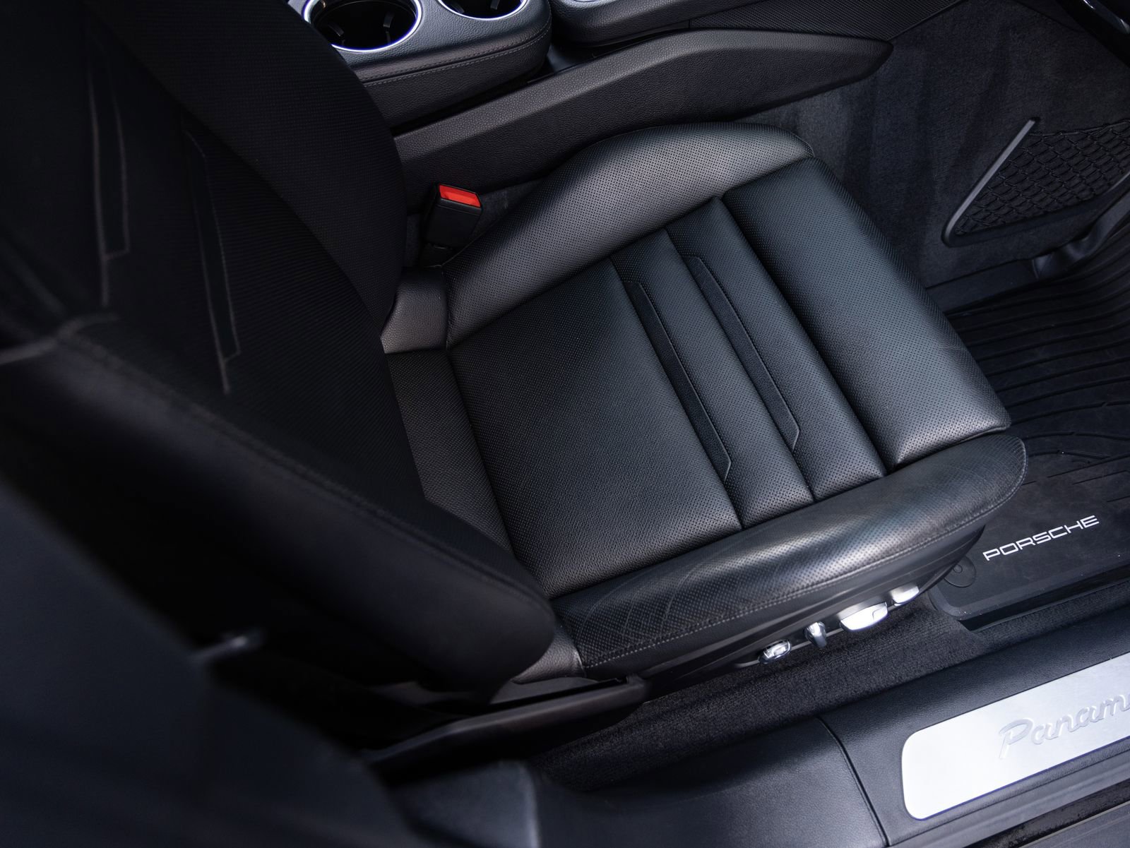 Used 2018 Porsche Panamera 4 image 33