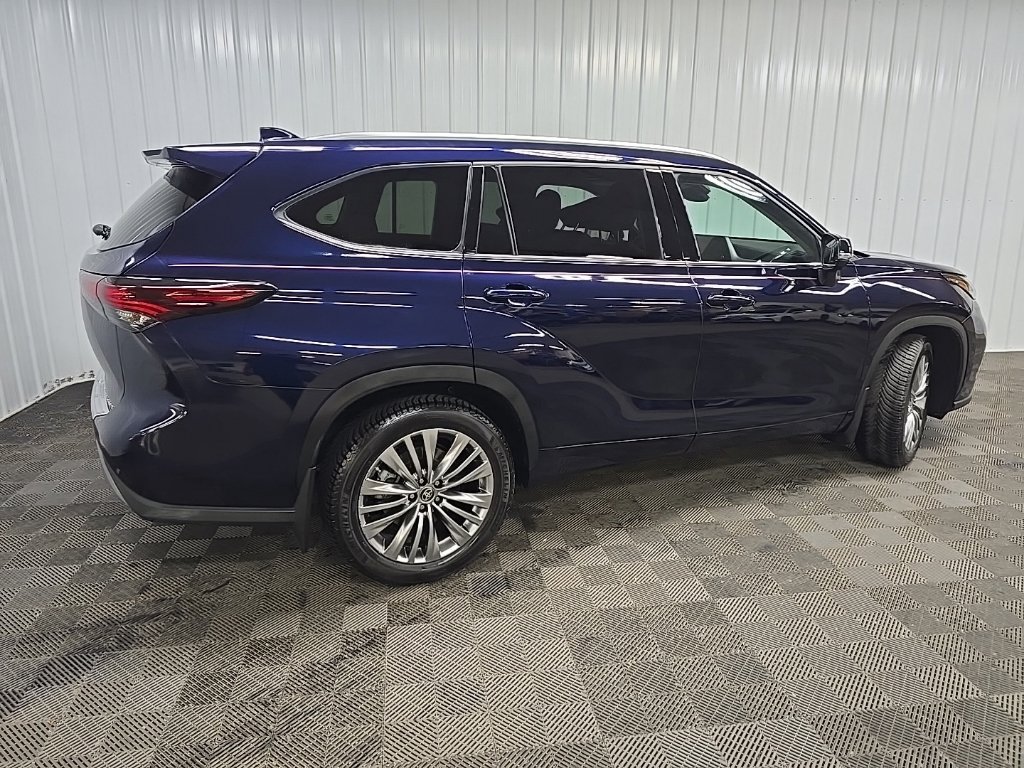 Used 2024 Toyota Highlander Platinum AWD/4WD image 3