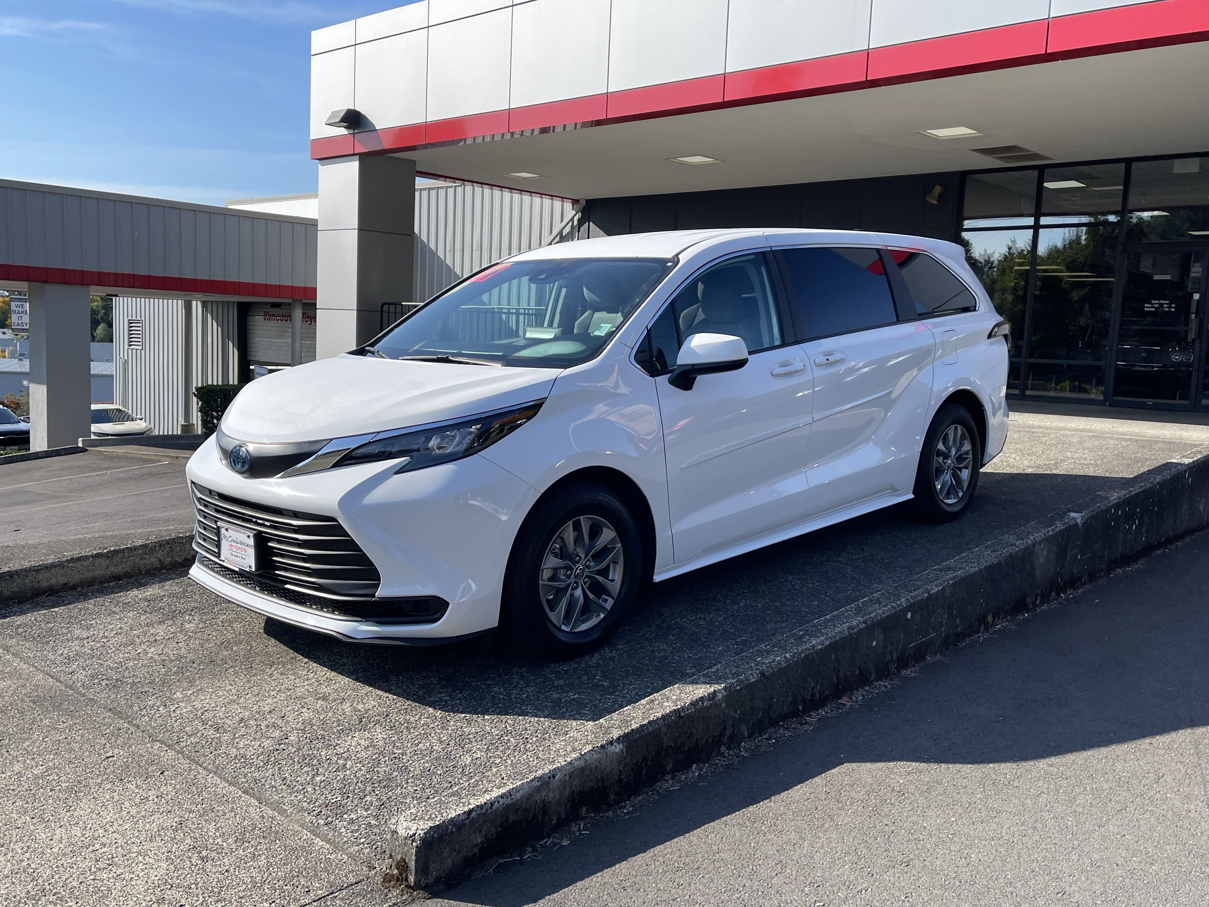 Certified 2024 Toyota Sienna LE AWD/4WD image 4
