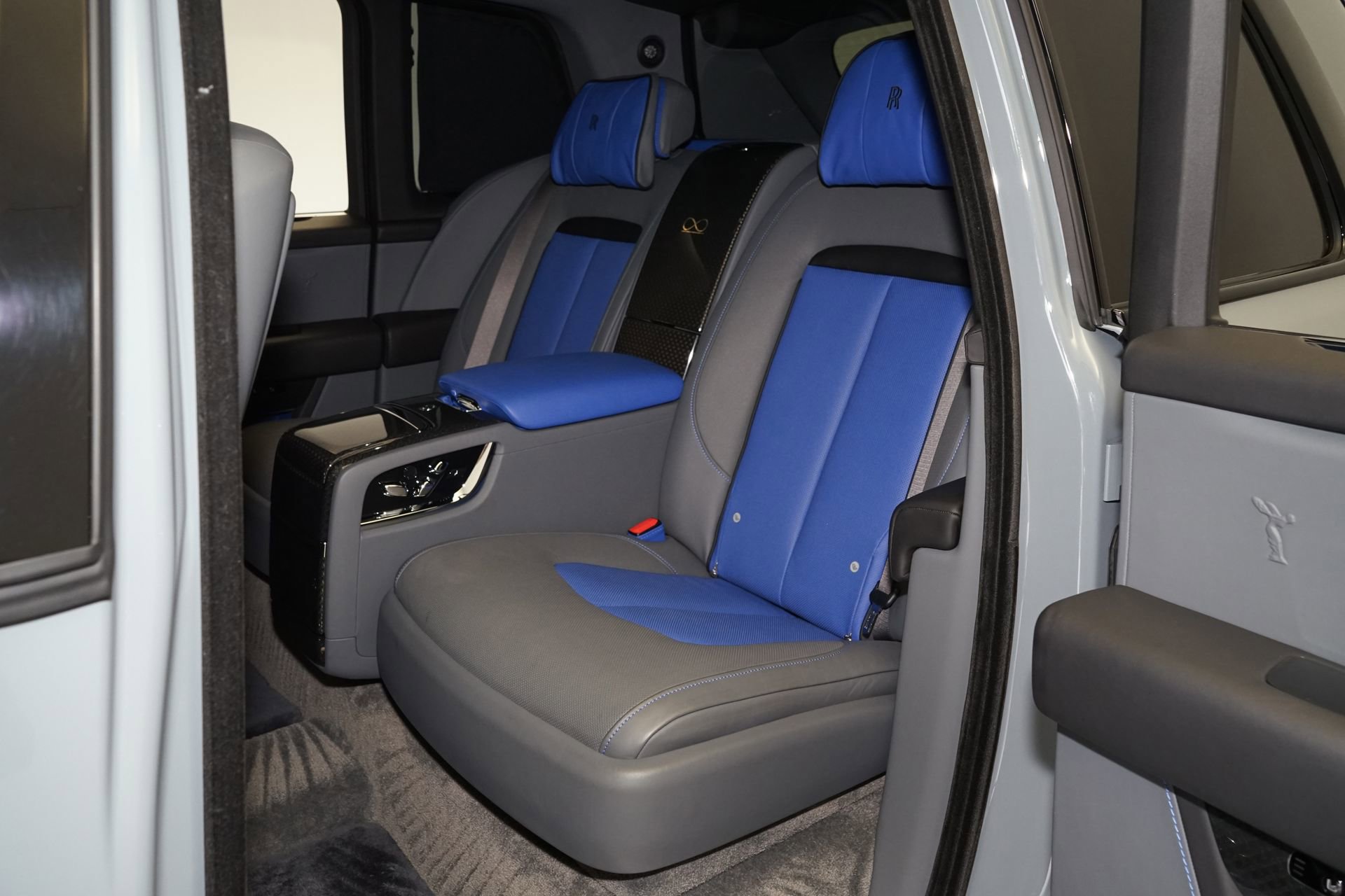 Used 2023 Rolls-Royce Cullinan Black Badge w/ Driver's Package image 28