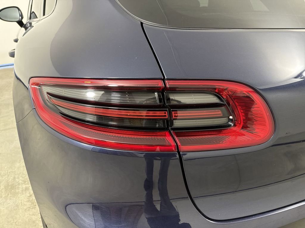 Certified 2018 Porsche Macan image 17