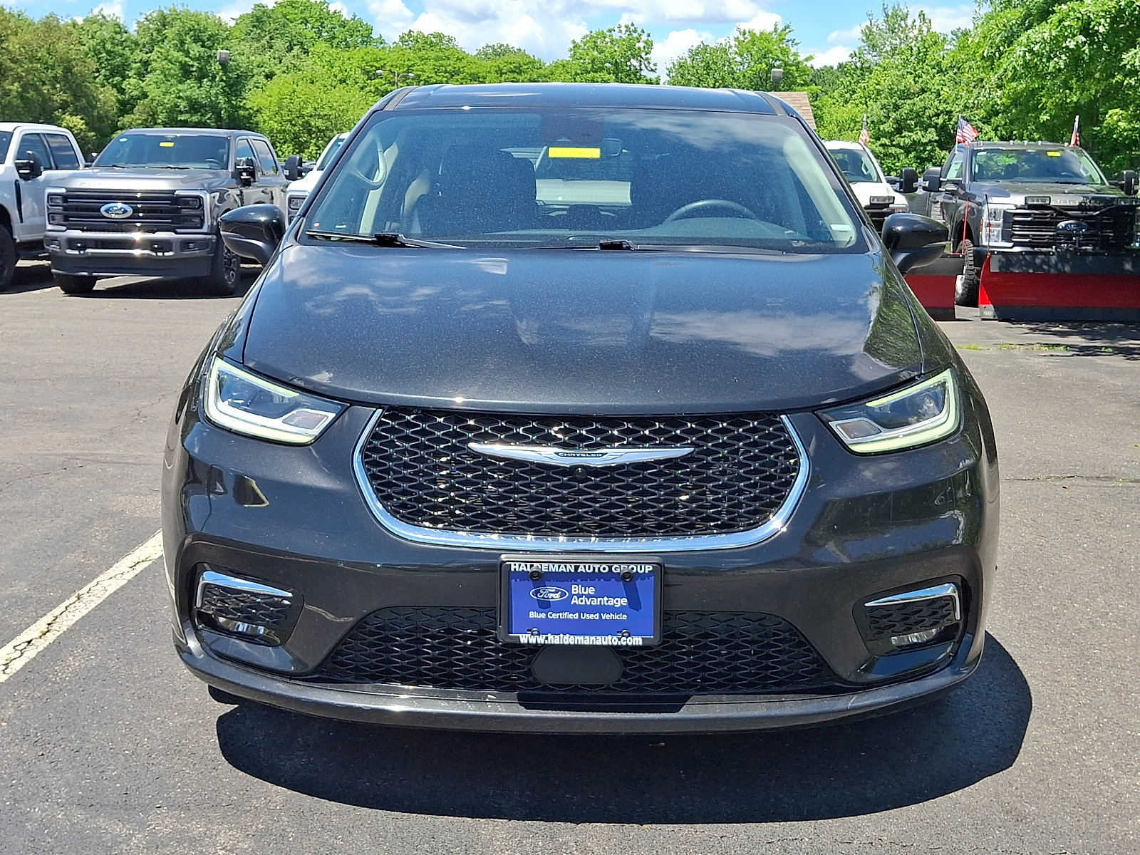 Used 2023 Chrysler Pacifica Touring-L FWD image 2