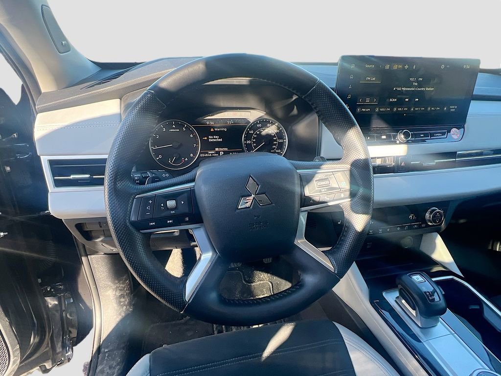 Used 2025 Mitsubishi Outlander SE image 11