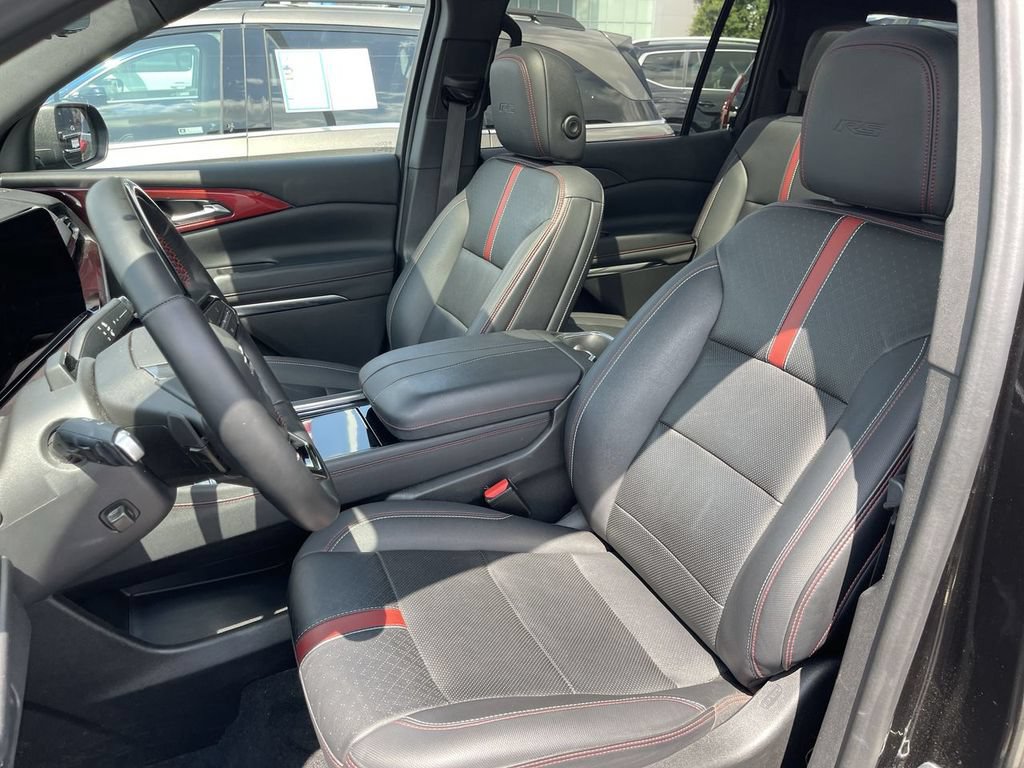 Used 2024 Chevrolet Traverse RS FWD image 8