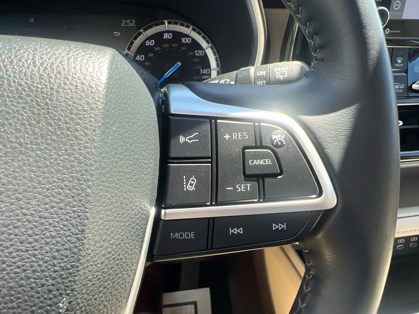 Used 2022 Toyota Highlander XLE AWD/4WD image 18